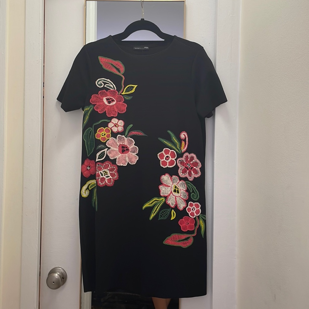 Zara floral dress. Size medium.